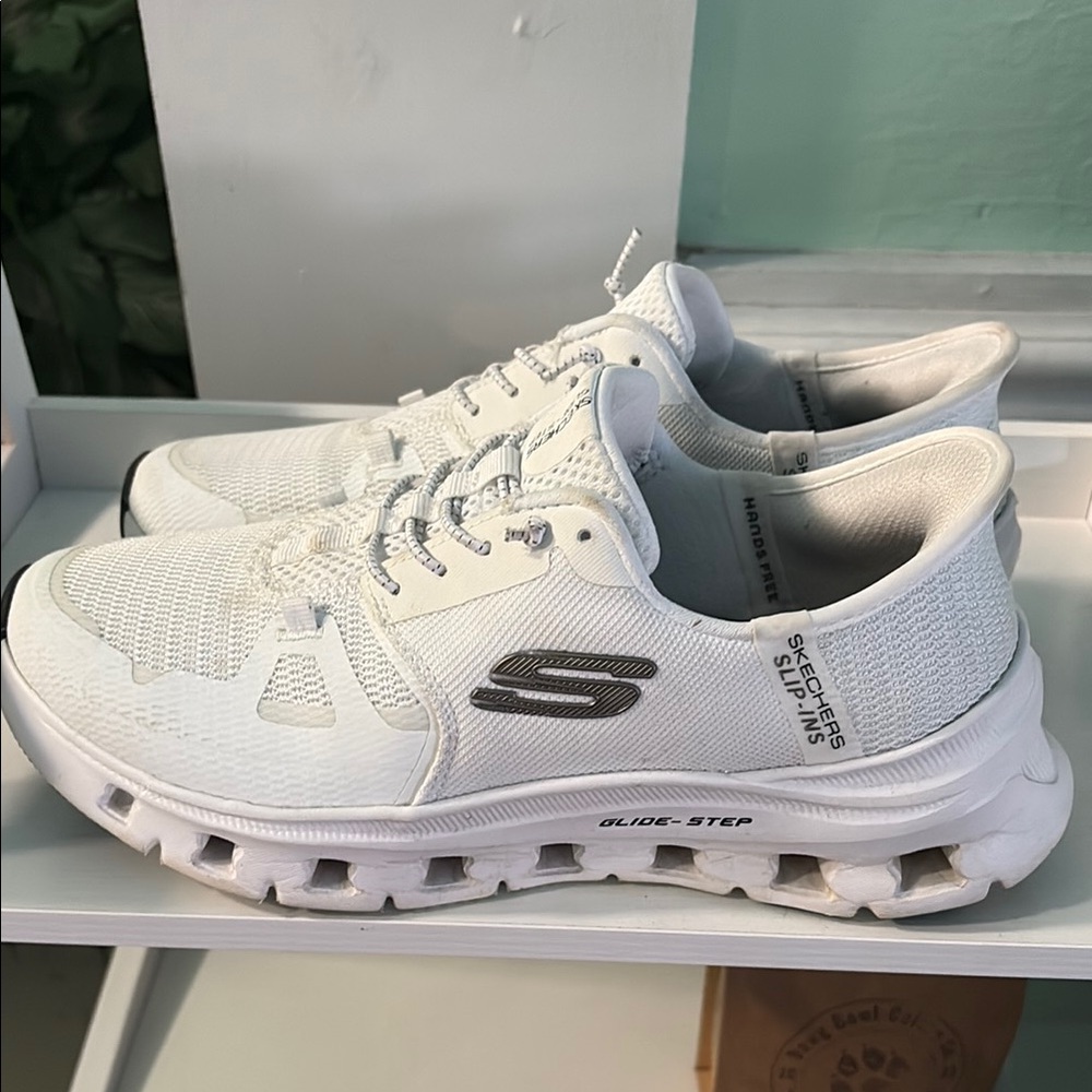 Skechers Glide-Step White Sneakers 8 half Wide